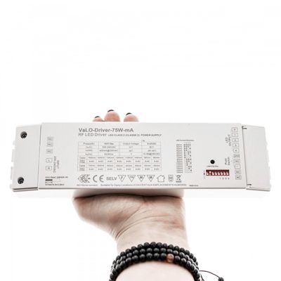 Controller RF-LED rettangolare a mano con etichette tecniche, impostazioni visibili, braccialetto di perline che pubblicizza prodotti di illuminazione a LED.