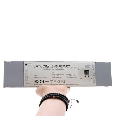 Controller LED dimmerabile VaLO TRIAC 200W-24V, grigio, da tenere in mano, con informazioni e specifiche del modello sulla superficie.