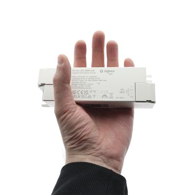 Controller portatile per l'illuminazione a LED con simboli e testi stampati per soluzioni di illuminazione intelligenti ed efficaci.