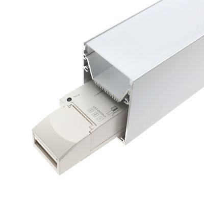 Canalina elettrica bianca con controller LED parzialmente incassato, di forma rettangolare, con testi e simboli visualizzati sulla superficie per soluzioni di illuminazione.