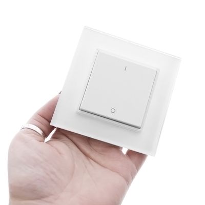 Interruttore rettangolare bianco elegante e minimalista di LED Lighting per interni moderni.