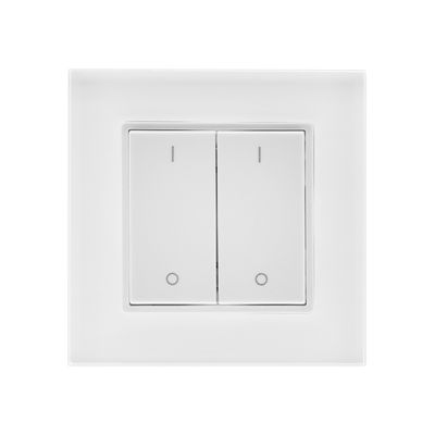 Doppio interruttore luminoso con due pulsanti rettangolari bianchi su sfondo bianco, adatto per installazioni di illuminazione a LED.