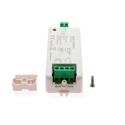 Componente LED con connettori verdi e coperchio bianco rimovibile, vite inclusa, con sfondo bianco. Perfetto per i sistemi di illuminazione a LED.