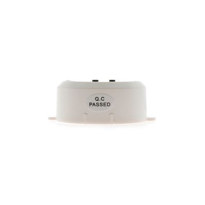 "Piccolo componente di illuminazione a LED bianco con adesivo "Q.C PASSED" su sfondo bianco.