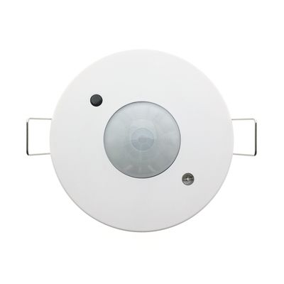 Sensore di movimento per illuminazione LED a soffitto: bianco, con lente centrale, due staffe laterali per un posizionamento sicuro; migliora il controllo intelligente dell'illuminazione.