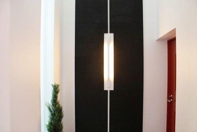 Linea illuminata con piastrelle acustiche.