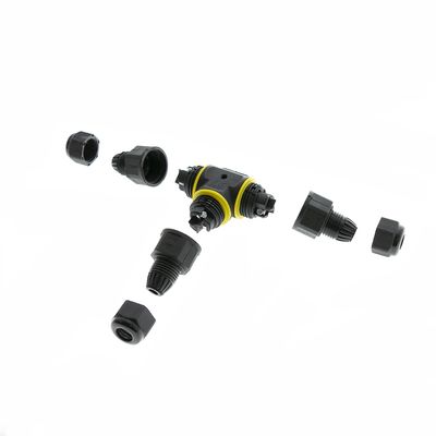 Connettori e raccordi smontati in plastica nera e gialla con sfondo bianco, ideali per installazioni di illuminazione a LED.