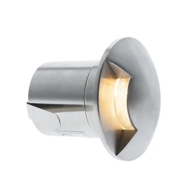 Un'applique LED rotonda in metallo con design ritagliato che fornisce un'illuminazione morbida, si adatta a spazi moderni e aggiunge atmosfera.