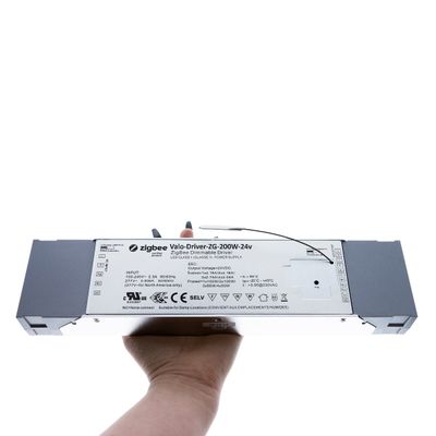 Lo Zigbee Varo-Driver ZG-200W-24v è uno Zigbee portatile rettangolare con etichette visibili per migliorare la connettività dell'illuminazione intelligente nelle installazioni LED.