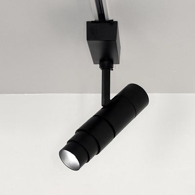 Striscia luminosa nera, montata a soffitto, rivolta verso il basso. Ideale per l'illuminazione d'accento in spazi moderni. Perfetta per migliorare l'umore e la concentrazione.