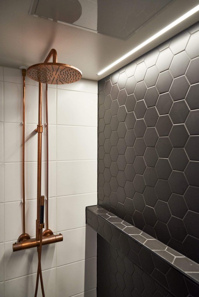 Bagno accogliente con camino