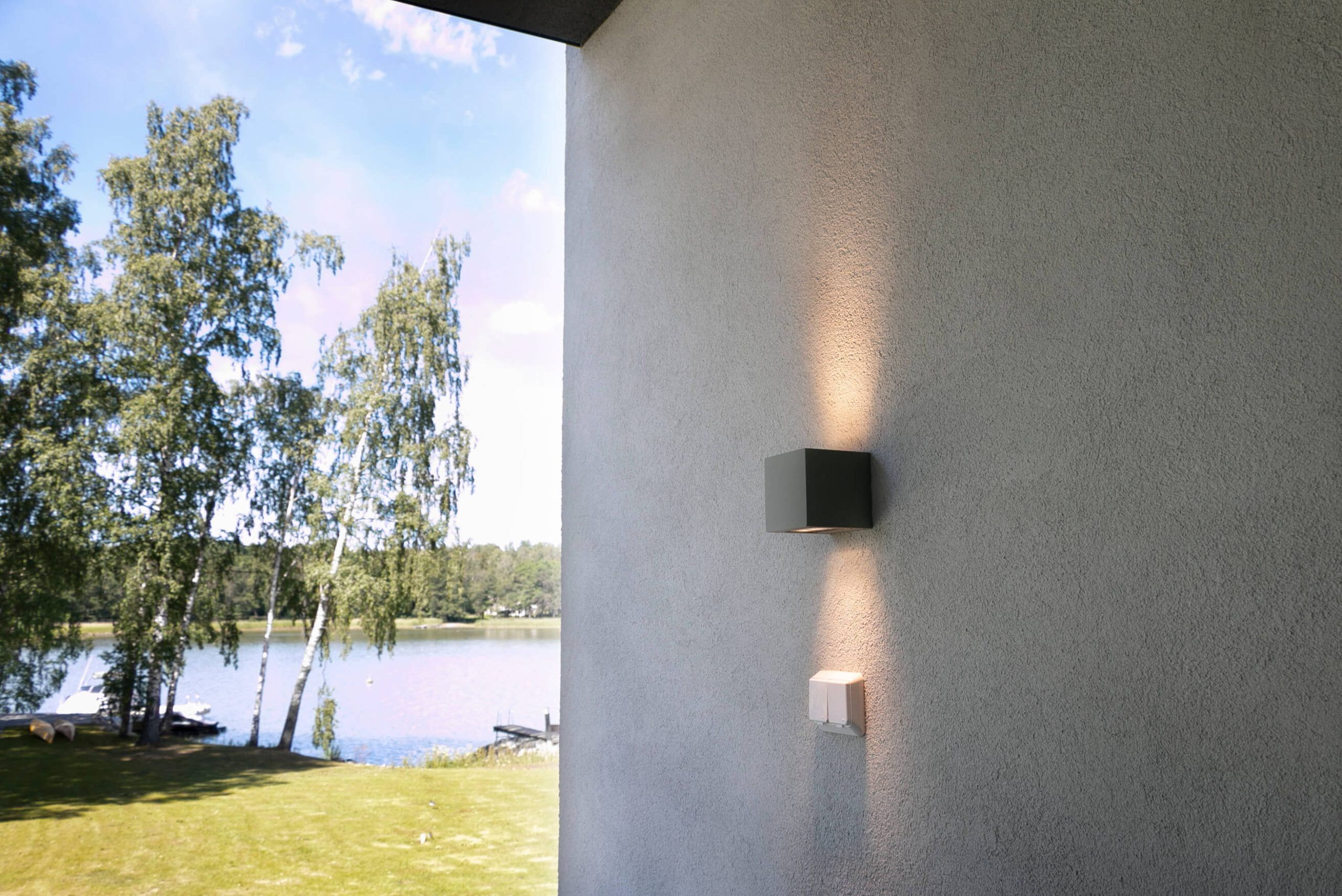 Illuminazione del cortile in estate