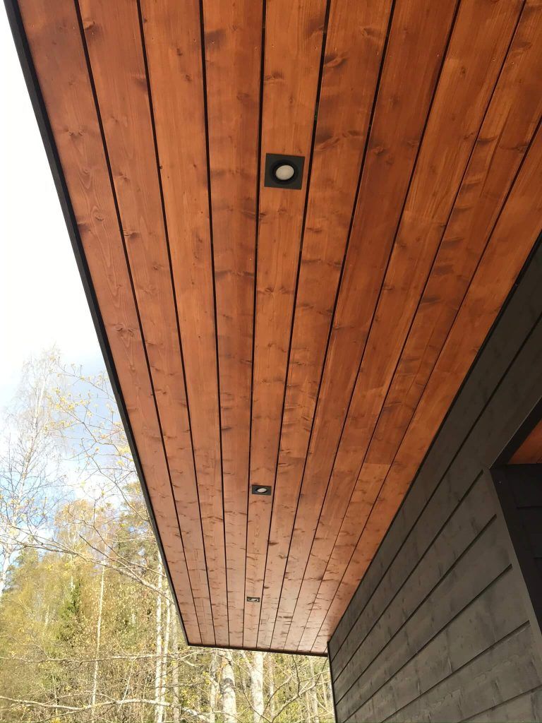 Illuminazione della facciata della casa di tronchi Tainio