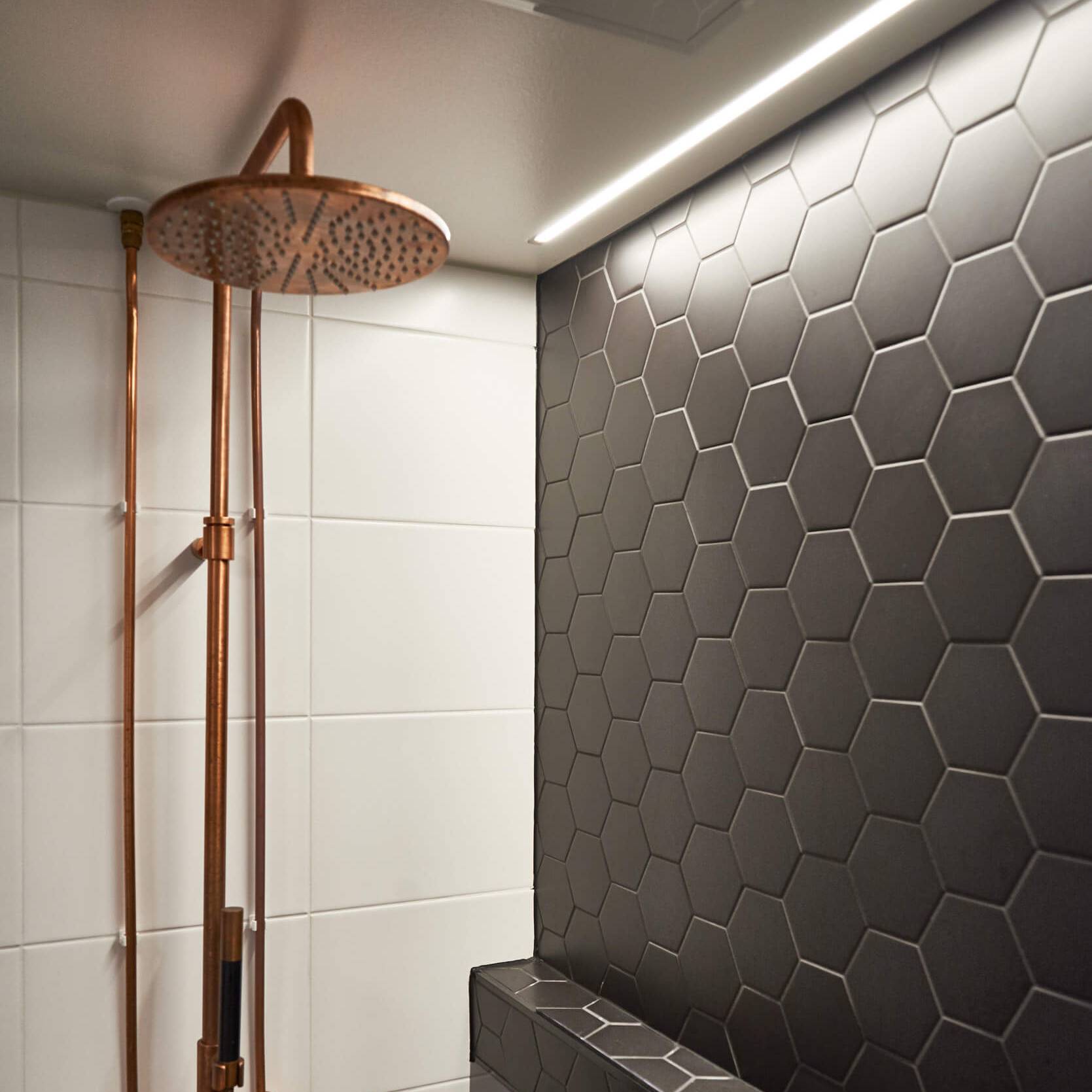 Bagno accogliente con camino