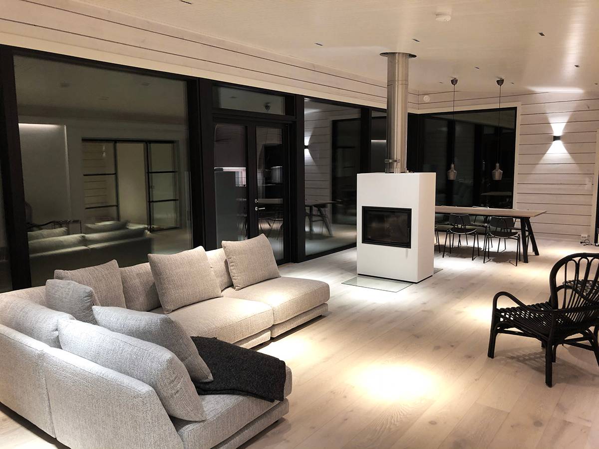 Logo di un negozio di LED luminosi su sfondo verde: un riquadro bianco con al centro il testo "LED STORE", che evidenzia le soluzioni di illuminazione sostenibile.