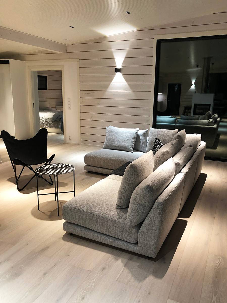 Testo bianco "LED STORE" su sfondo verde; logo del negozio di illuminazione a LED con tema ecologico e design moderno.