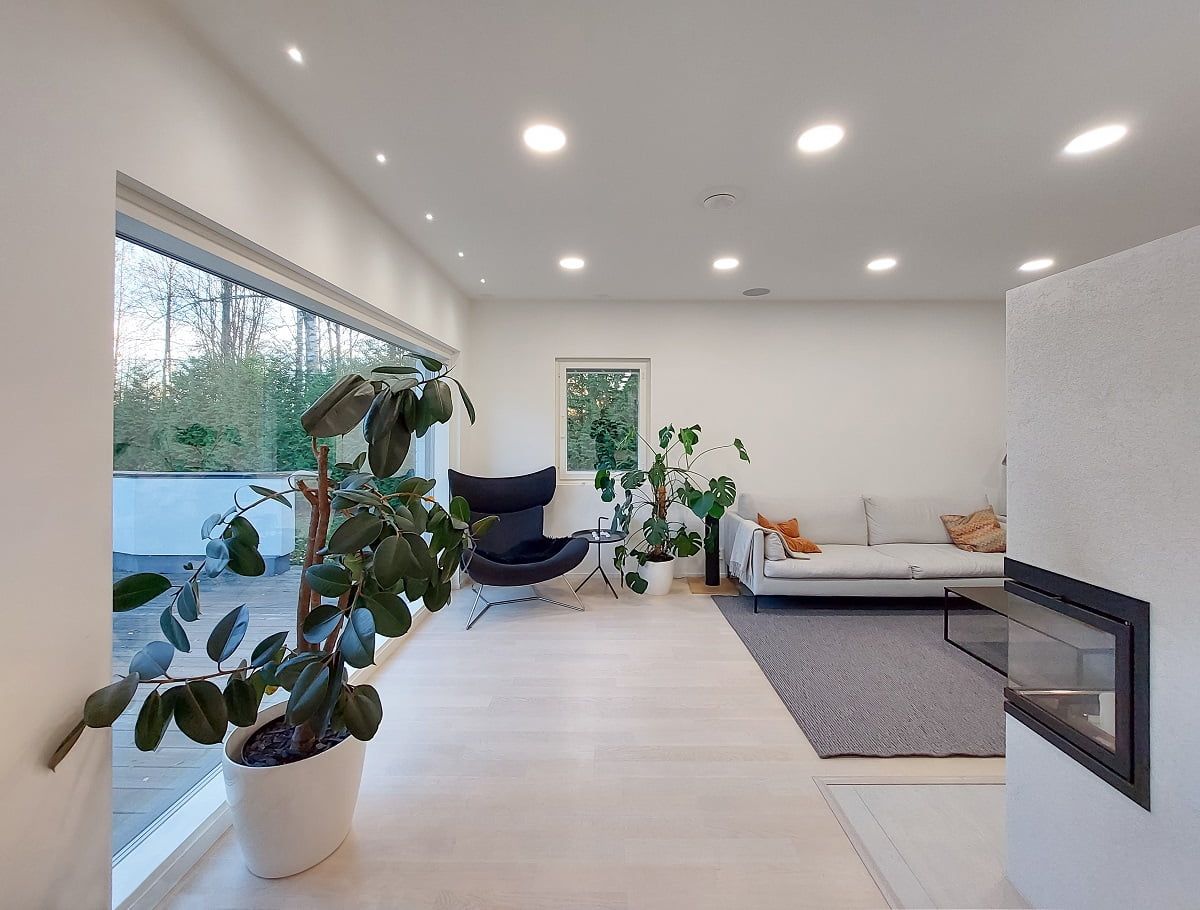 L'illuminazione variabile del soggiorno è il risultato di una collaborazione tra gli apparecchi Plafond200 e una serie di faretti direzionali da 3W. ©LedStore