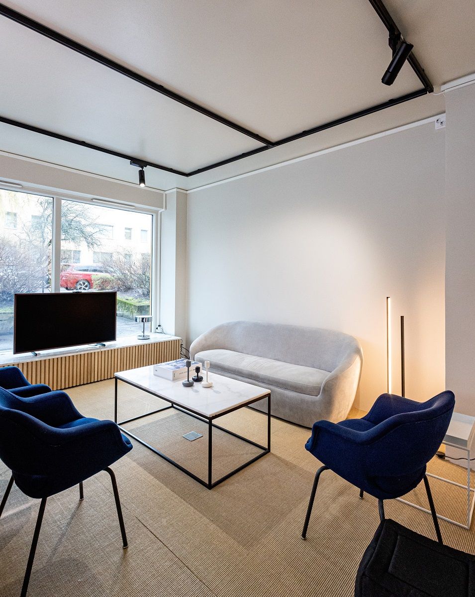 I binari trifase neri fanno parte dell'arredamento LedStore.fi