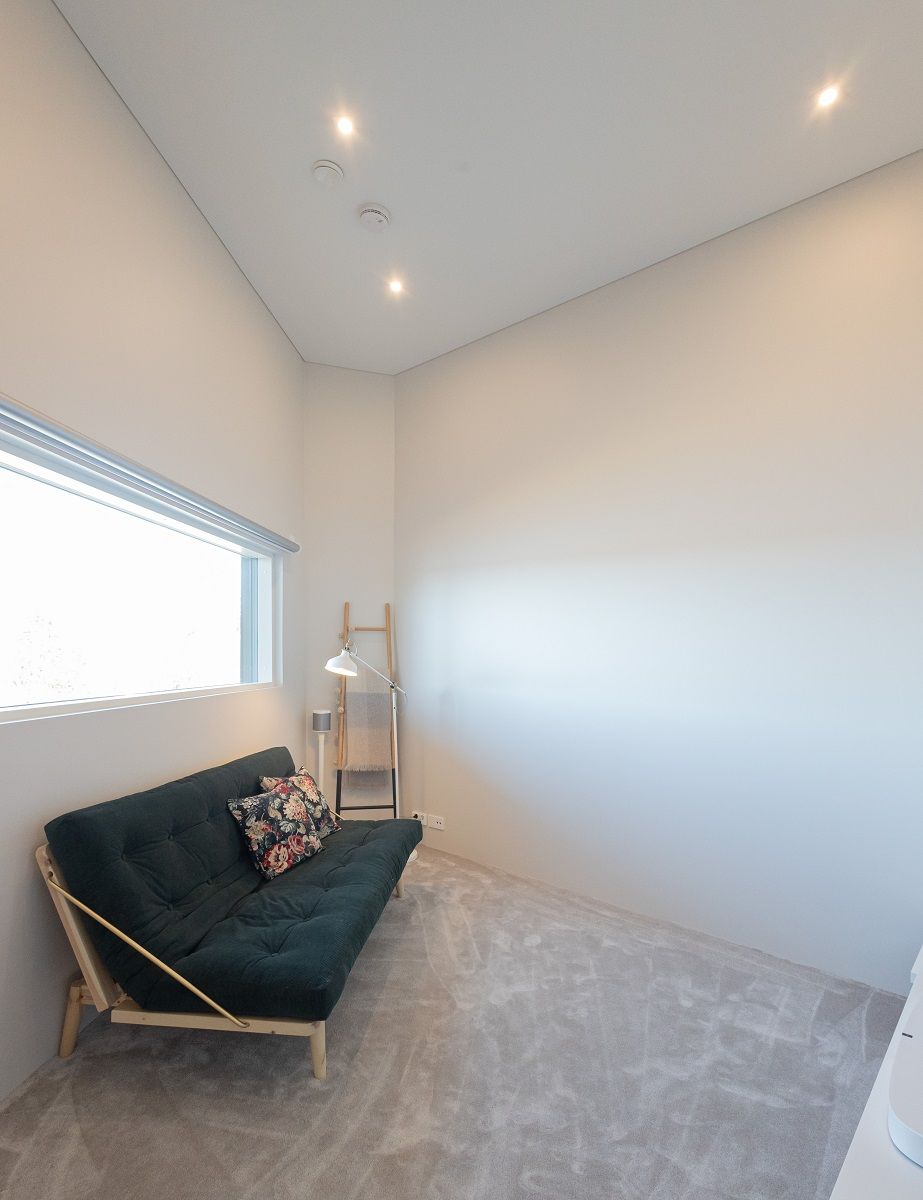 11 I faretti sul soffitto della camera degli ospiti portano una luce generale LedStorefi