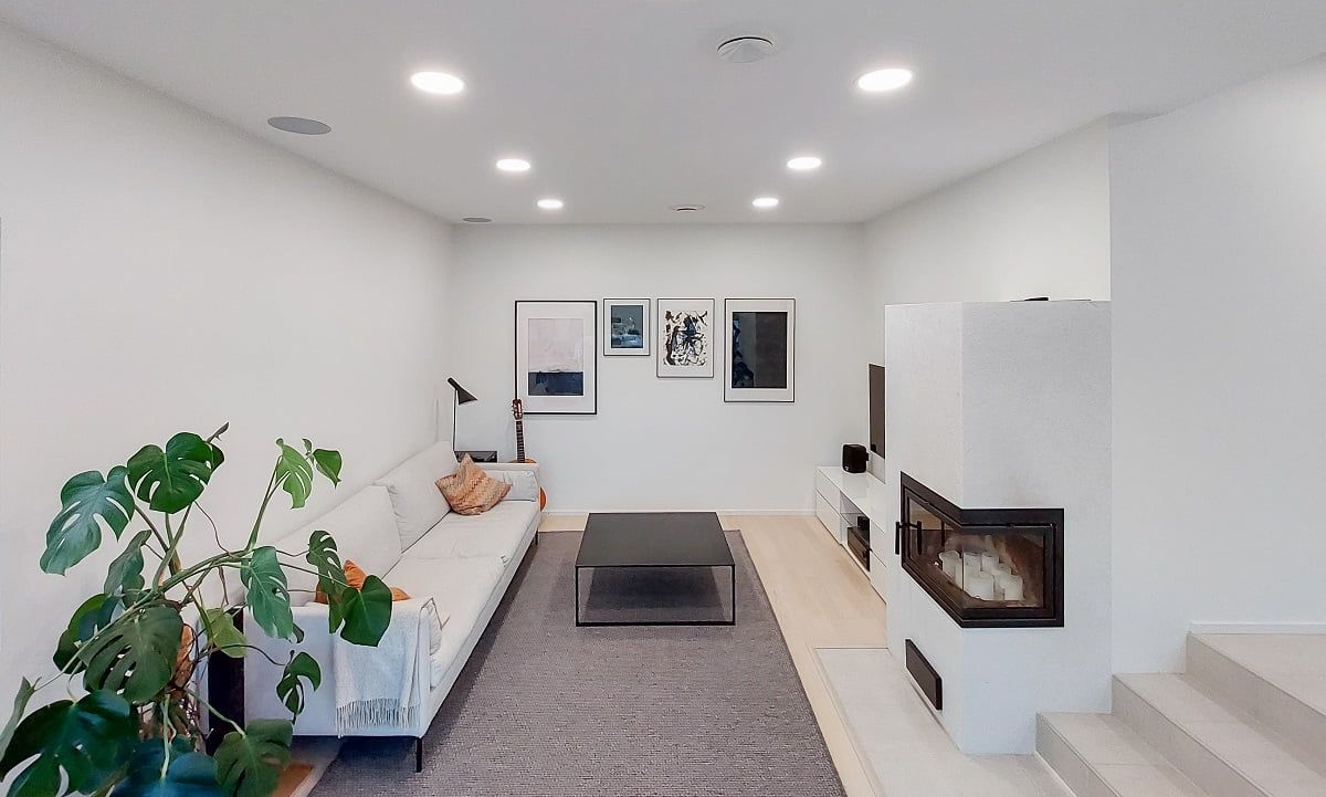 Illuminazione generale uniformemente bella in un soggiorno con Plafond200. ©LedStore