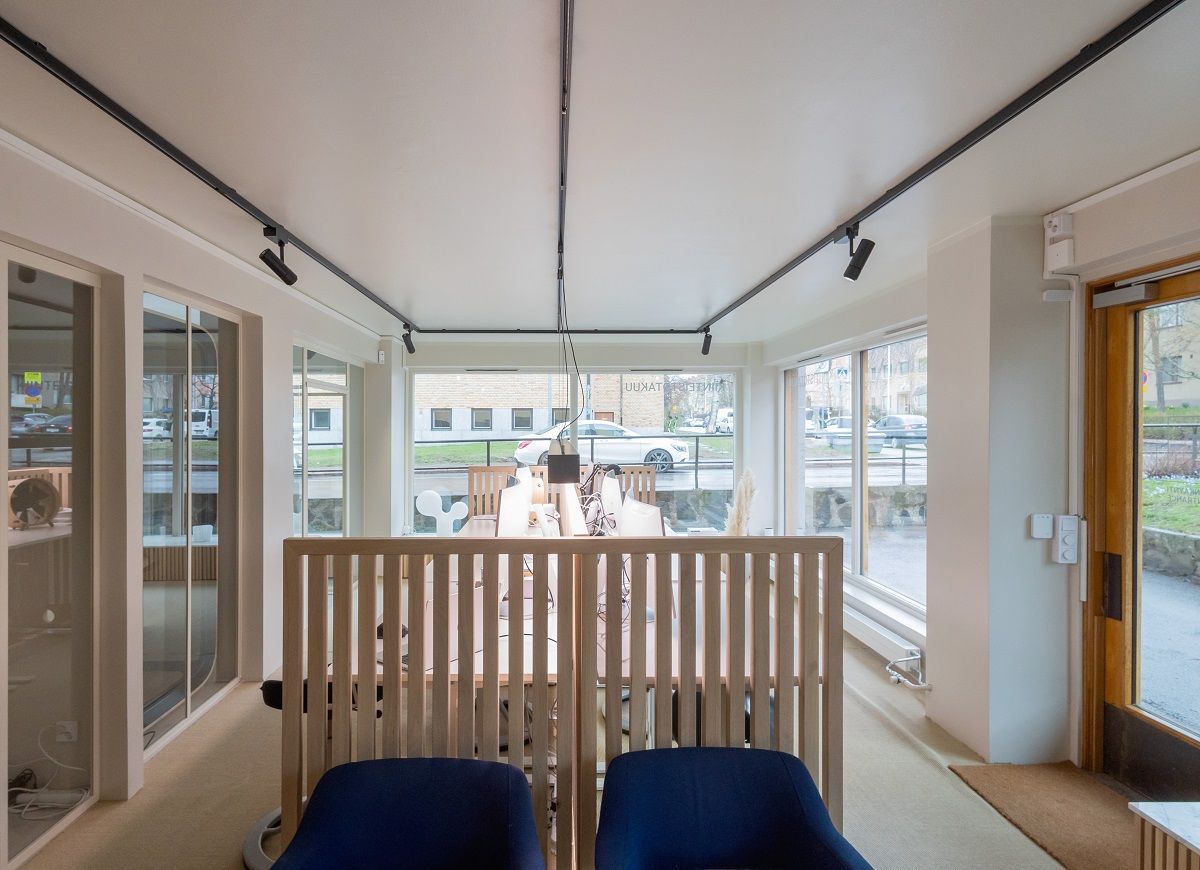 Fila lineare di postazioni di lavoro illuminate da un apparecchio centrale a profilo LED LedStore.fi