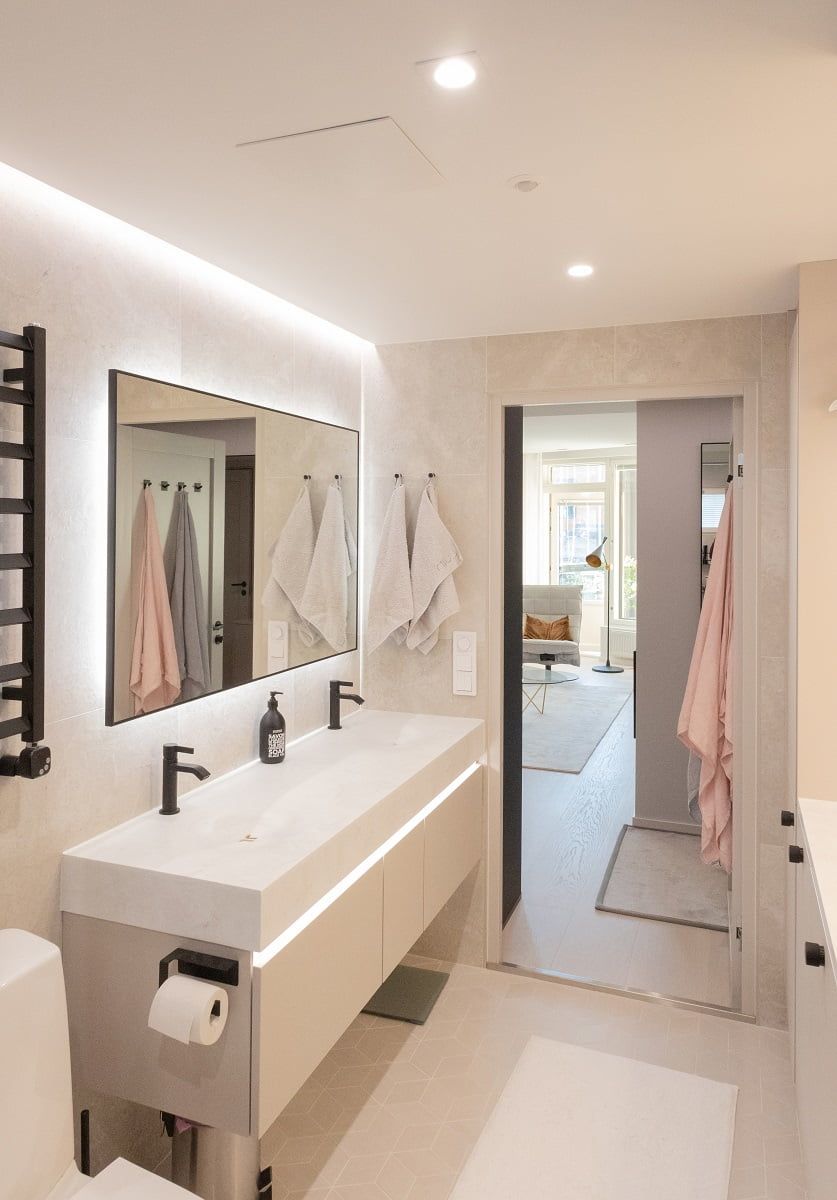 Anche l'illuminazione del bagno è collegata a un sensore di movimento, rendendo piacevole il passaggio da una stanza all'altra. © LedStore