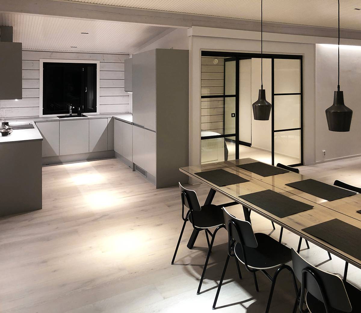 Sfondo verde e quadrato bianco con la scritta "LED STORE" in grassetto, che promuove le soluzioni di illuminazione a LED.