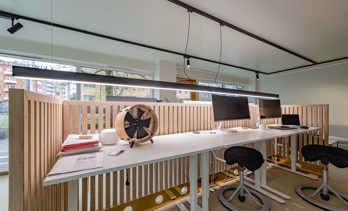 Una lampada da tavolo con diverse strisce LED all'interno per ottenere l'efficienza luminosa desiderata LedStore.fi