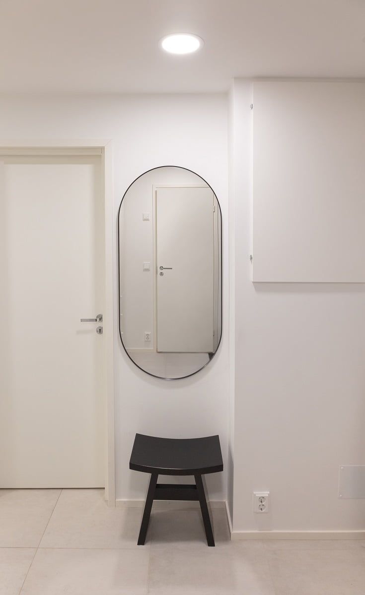 Un ventilatore da soffitto a incasso fornisce la giusta quantità di luce davanti allo specchio. ©LedStore