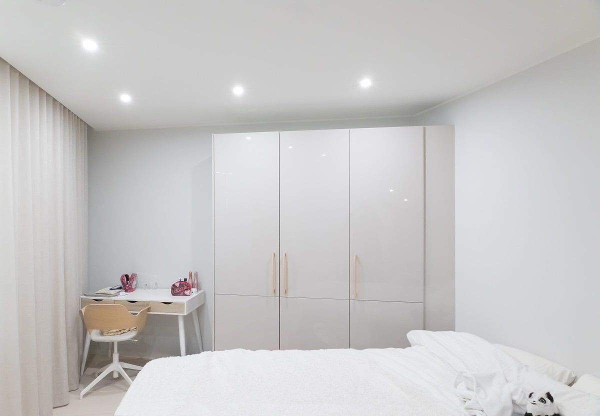 L'illuminazione della stanza dei bambini è raggruppata in modo da mettere in risalto il fronte degli armadi e della scrivania. © LedStore