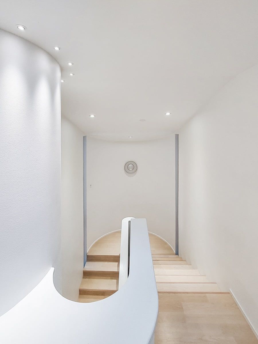 La scala è dotata di 3 lampadine GU10 nelle loro cornici come illuminazione generale. ©LedStore