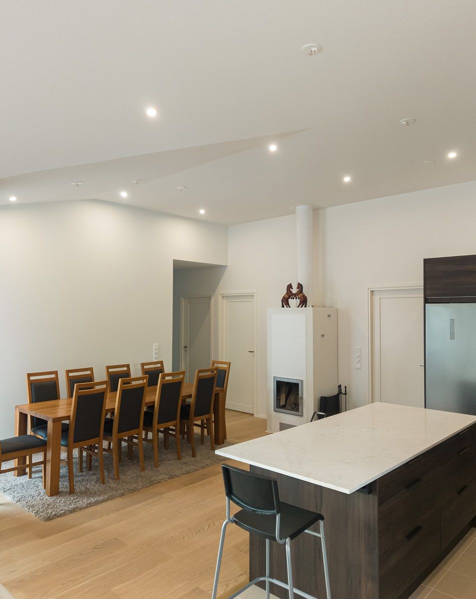 Diversi faretti sul soffitto della zona pranzo come illuminazione generale.