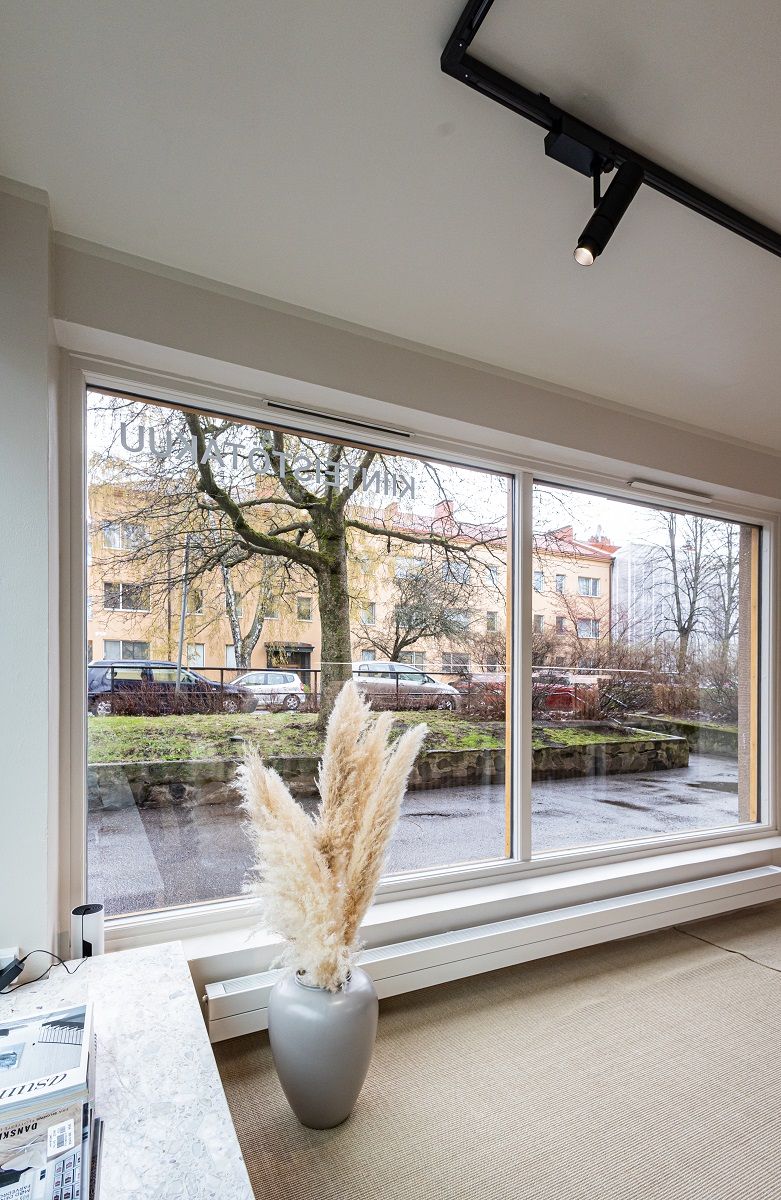 L'illuminazione a binario trifase può essere orientata di 360 gradi intorno e di 180 in orizzontale LedStore.fi