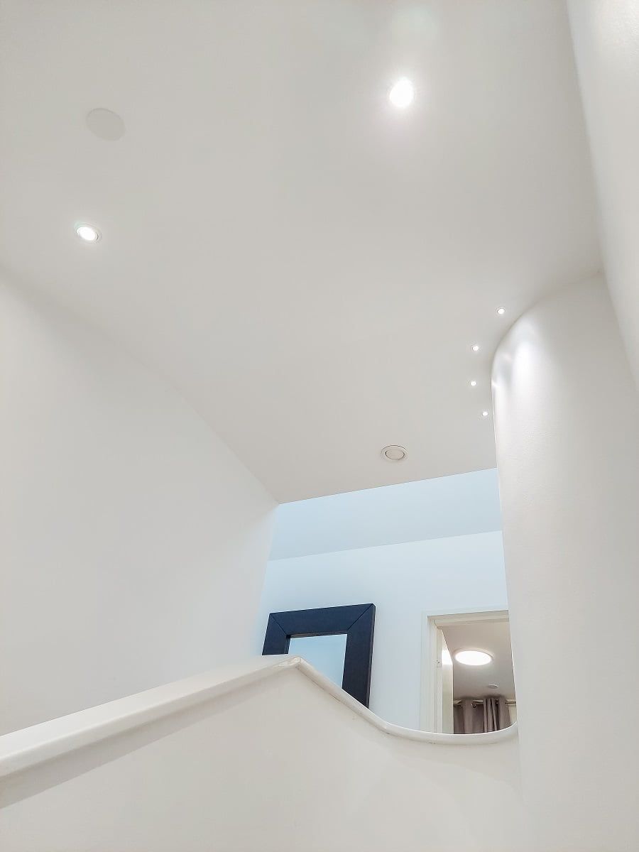 L'illuminazione uniforme della scala mette in risalto le splendide forme dello spazio. ©LedStore