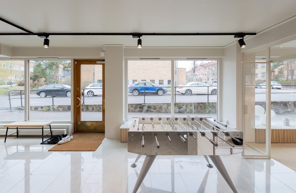 I faretti trifase portano una luce lineare e direzionale in uno spazio LedStore.fi