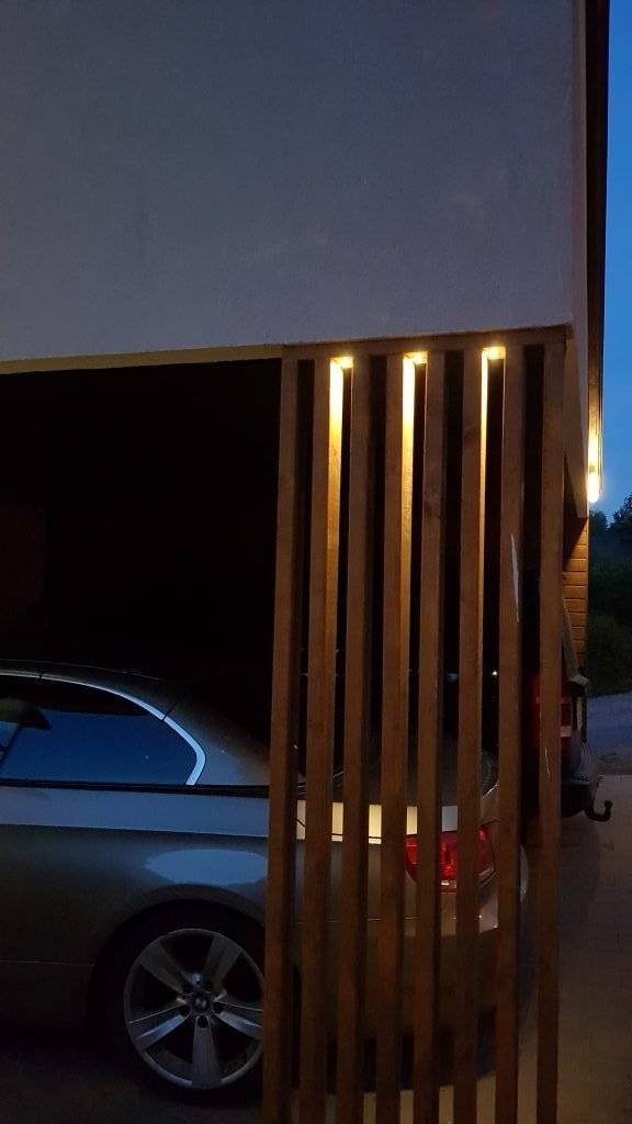 Sfondo verde e "LED STORE" in lettere maiuscole bianche al centro di un quadrato bianco, per promuovere soluzioni di illuminazione ad alta efficienza energetica.
