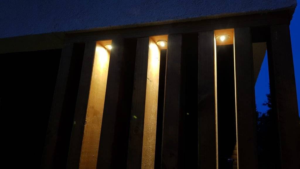 Il logo LED STORE su sfondo verde e un quadrato bianco con il testo "LED STORE" in bianco rappresentano soluzioni di illuminazione ad alta efficienza energetica.