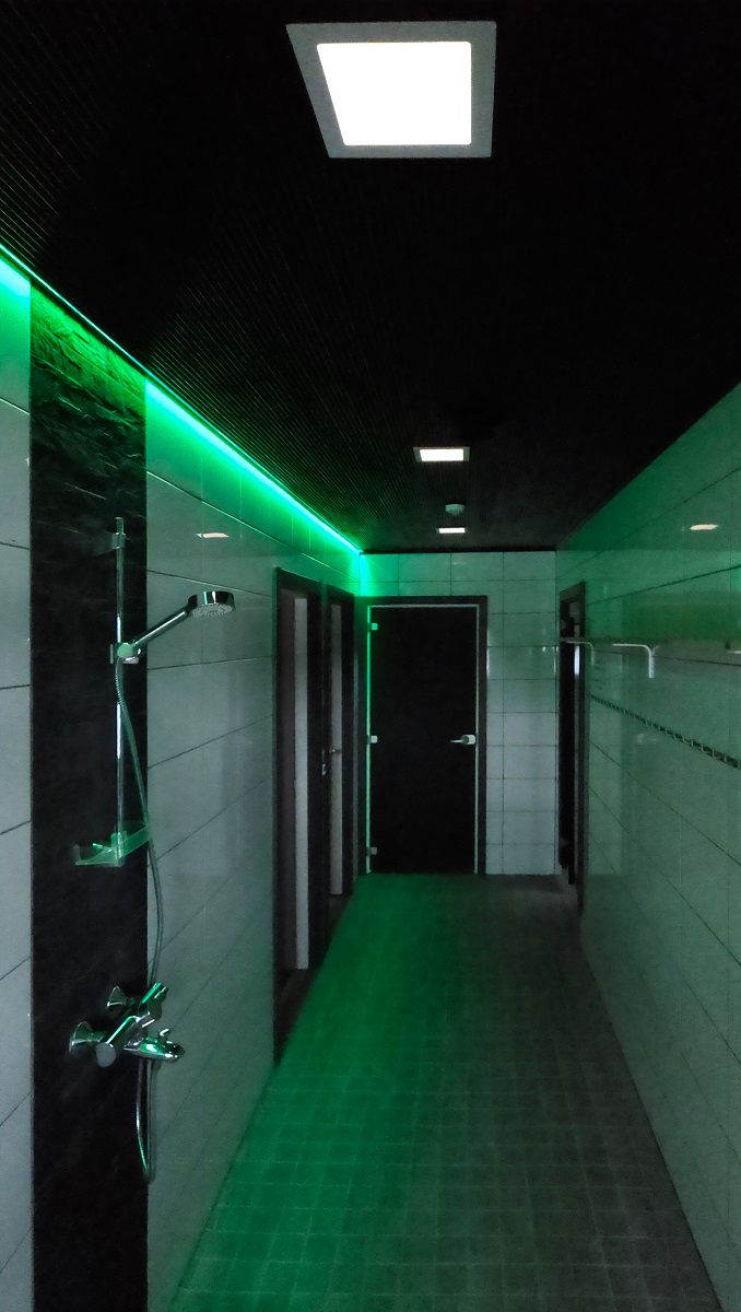 L'illuminazione del corridoio è costituita da nastri e apparecchi da incasso Paneeli 200 foto di The Punchers