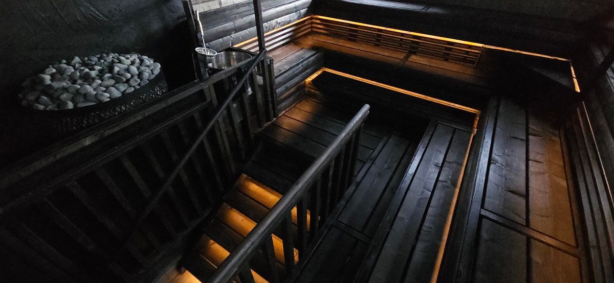 L'illuminazione a strisce led è un elemento d'atmosfera e di stile nella sauna. Immagine dall'alto. foto di The Punchers