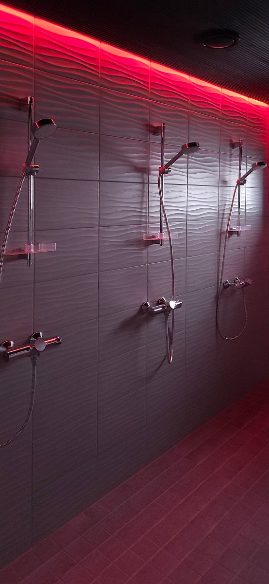 Un nastro rosso aggiunge un senso di vita e di atmosfera a una foto dello spazio I Goonies