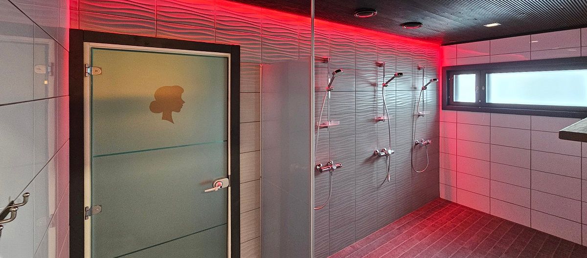 Nei bagni delle donne, oltre al nastro, sono stati installati nel soffitto dei pannelli da incasso quadrati di 12 cm per fornire un'illuminazione generale. immagine The Punchers