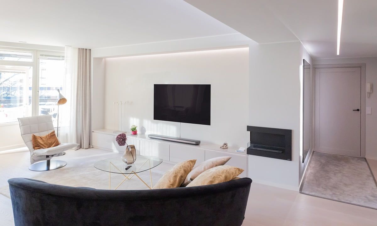 L'illuminazione TV a parete uniforma la luminosità negli occhi quando si guarda la TV. © LedStore