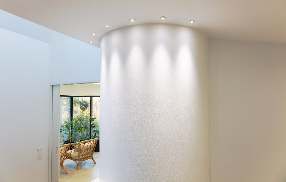 Gli spot posizionati intorno al pilastro possono essere orientati con l'angolazione desiderata, in modo da variare il fascio di luce sul pilastro. ©LedStore