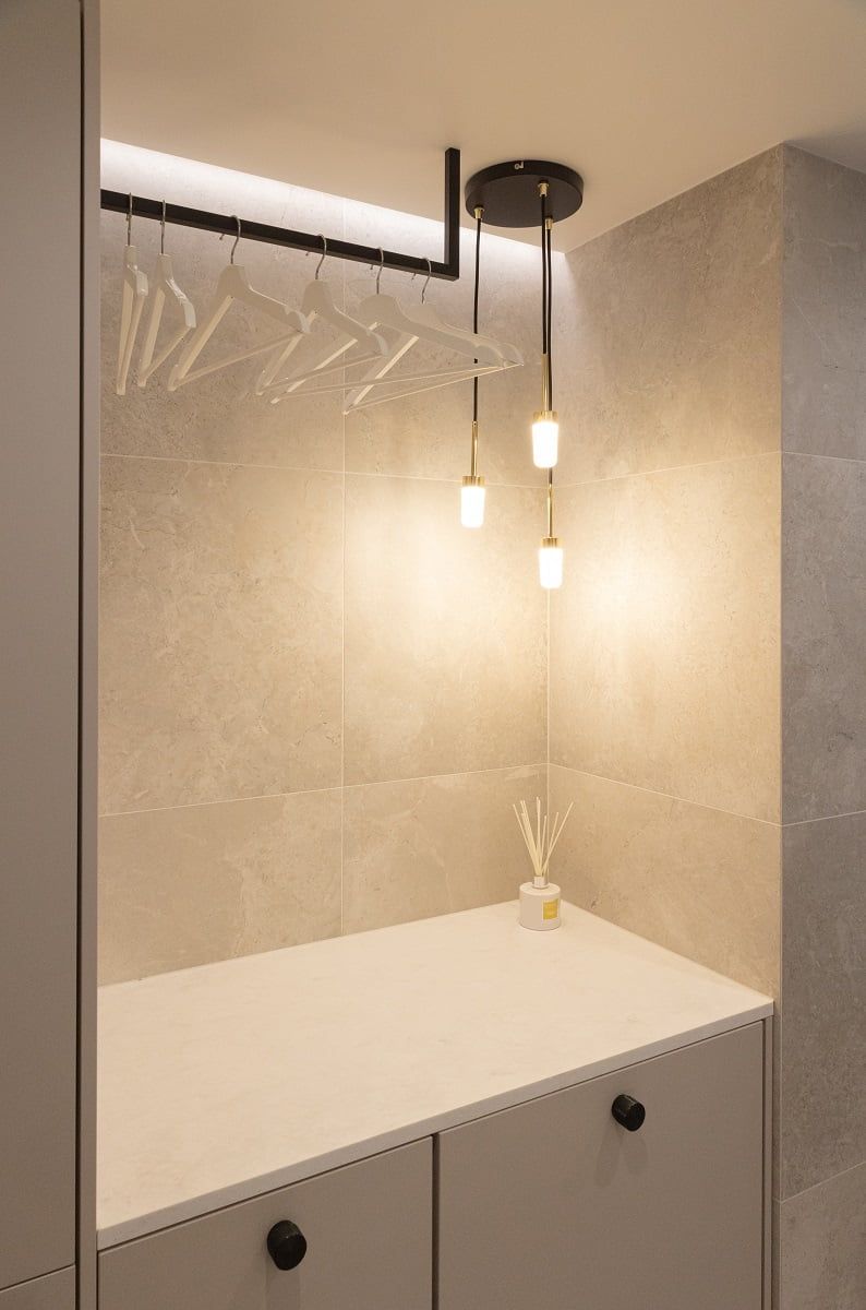 Una graziosa lampada a sospensione e una striscia LED illuminata a parete forniscono una bella luce all'appendiabiti. © LedStore