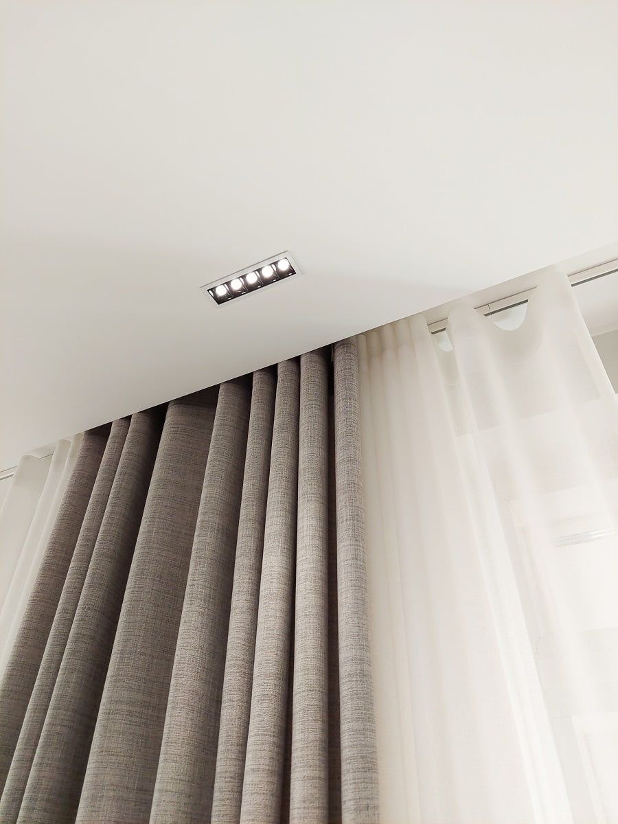 Davanti alle tende del soggiorno, le lampade LINJA 5 forniscono una luce ad angolo stretto. © LedStore