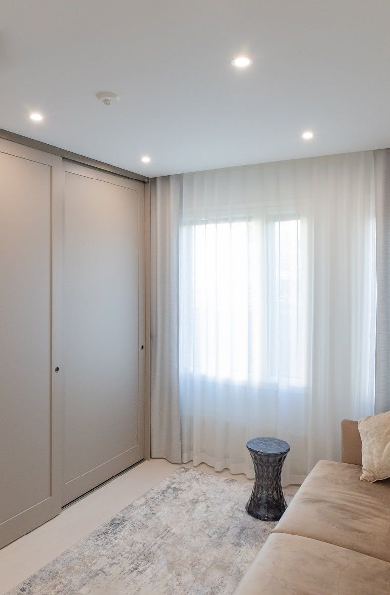 Faretti LED piatti in una camera per gli ospiti. Quattro spot da 9W sono sufficienti per illuminare 8m². © LedStore