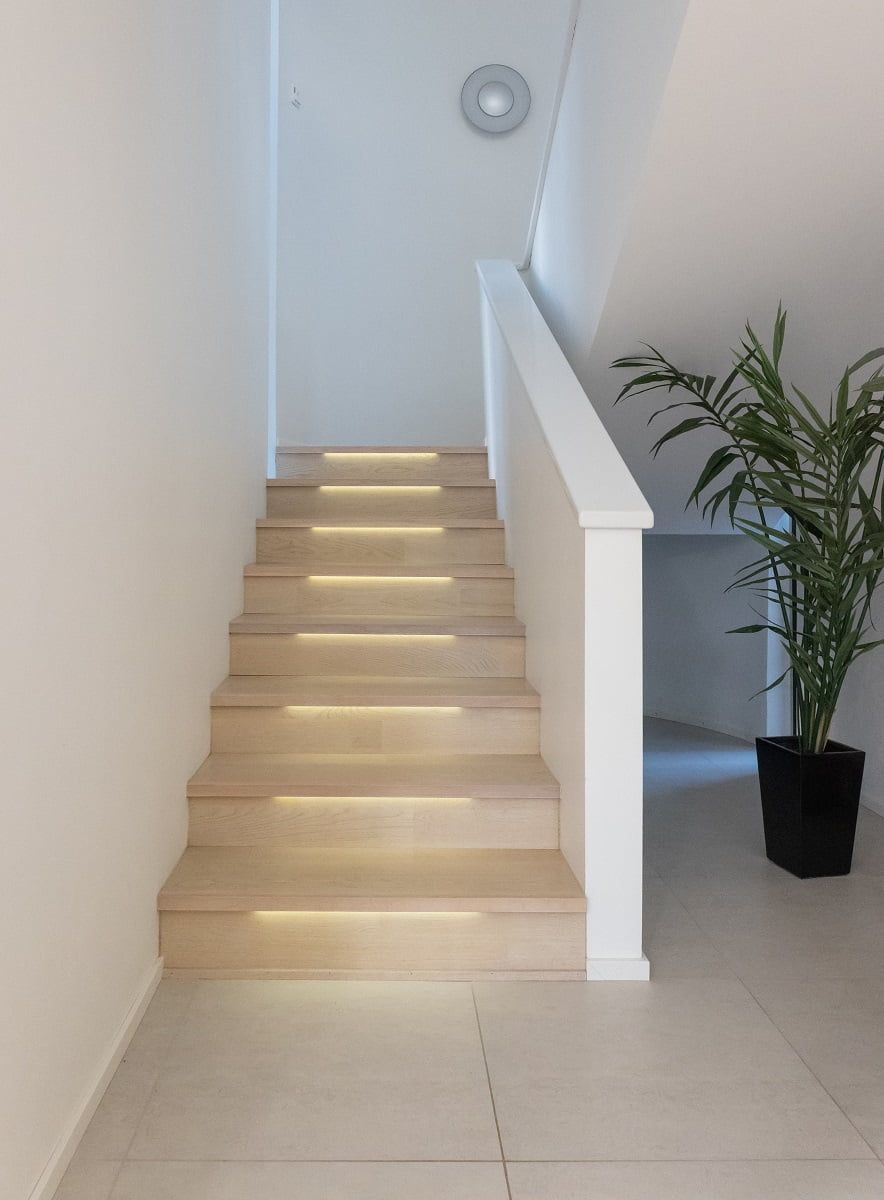 L'illuminazione delle pedate delle scale fa risaltare maggiormente la bella scala e facilita la camminata. ©LedStore