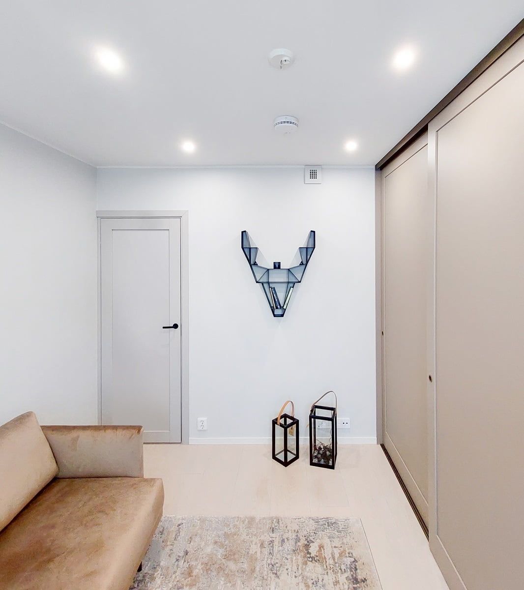 Nella camera degli ospiti, un'illuminazione generale uniforme composta in tutta la stanza. © LedStore