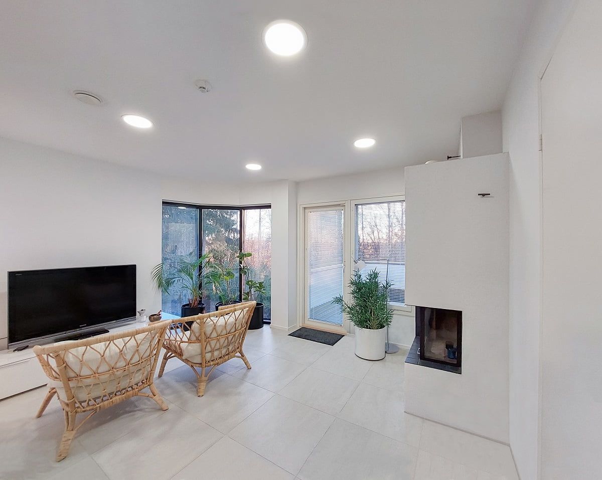 Le linee curve della sala del camino si adattano bene agli apparecchi Paneeli200. ©LedStore