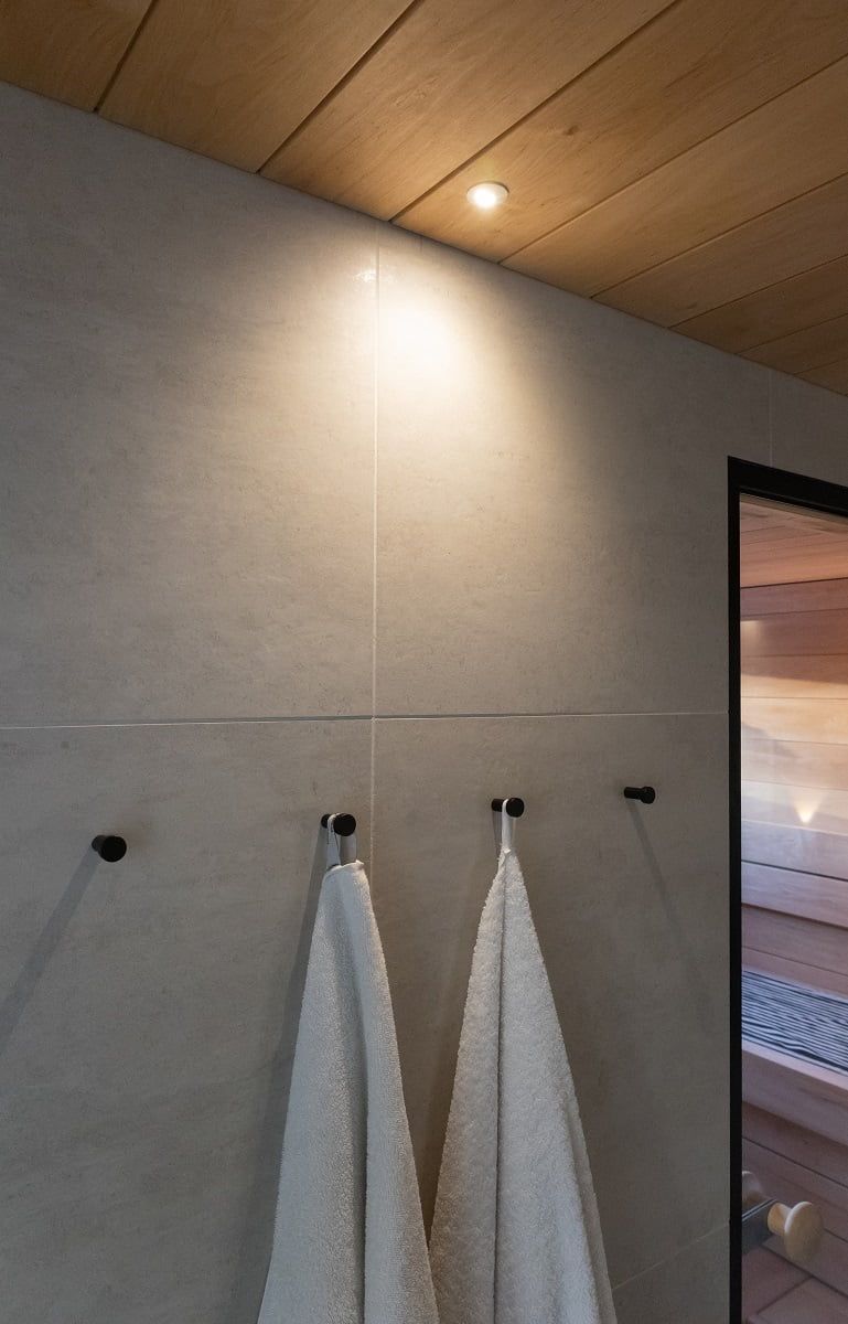 Faretto per sauna lunare sulla parete del bagno. ©LedStore